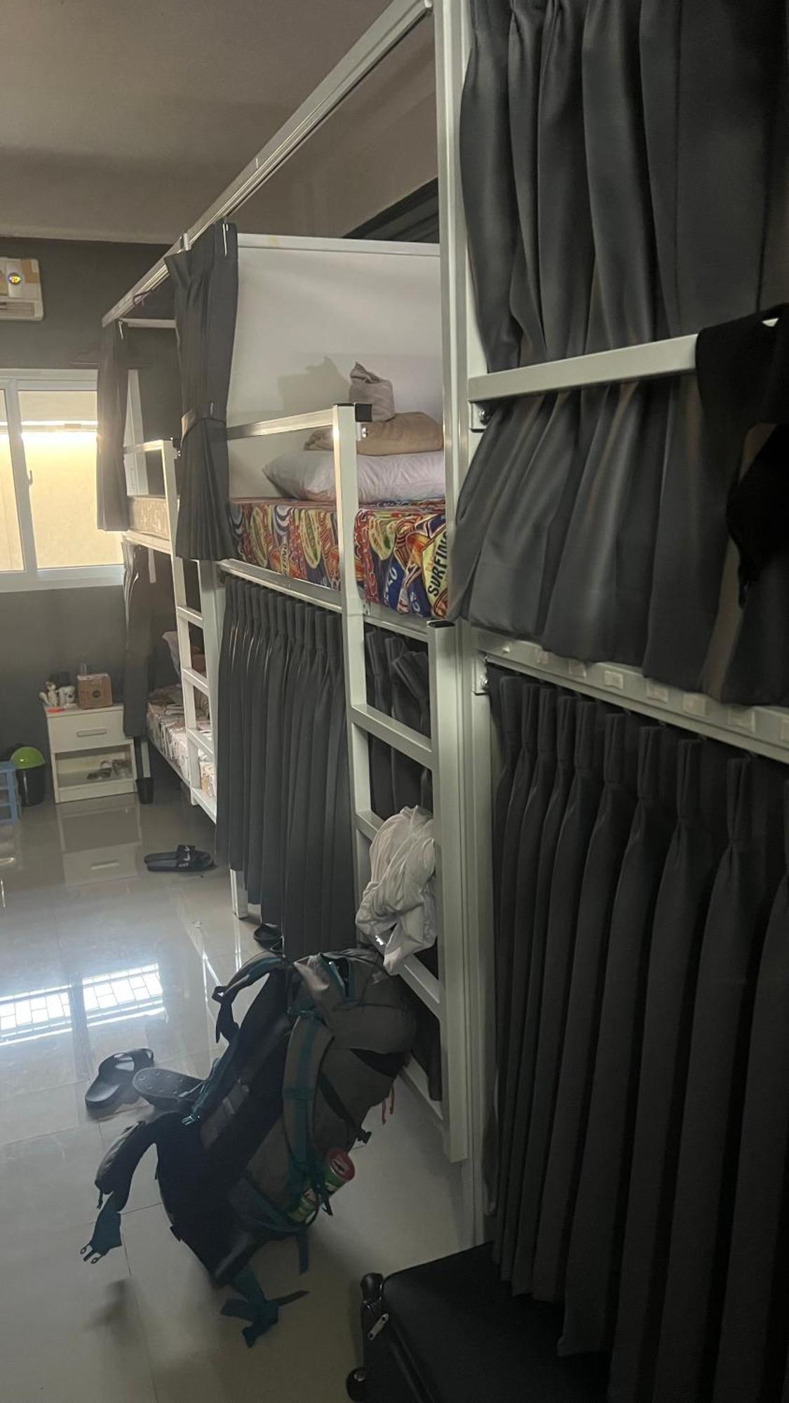 W District Hostel Бангкок Экстерьер фото