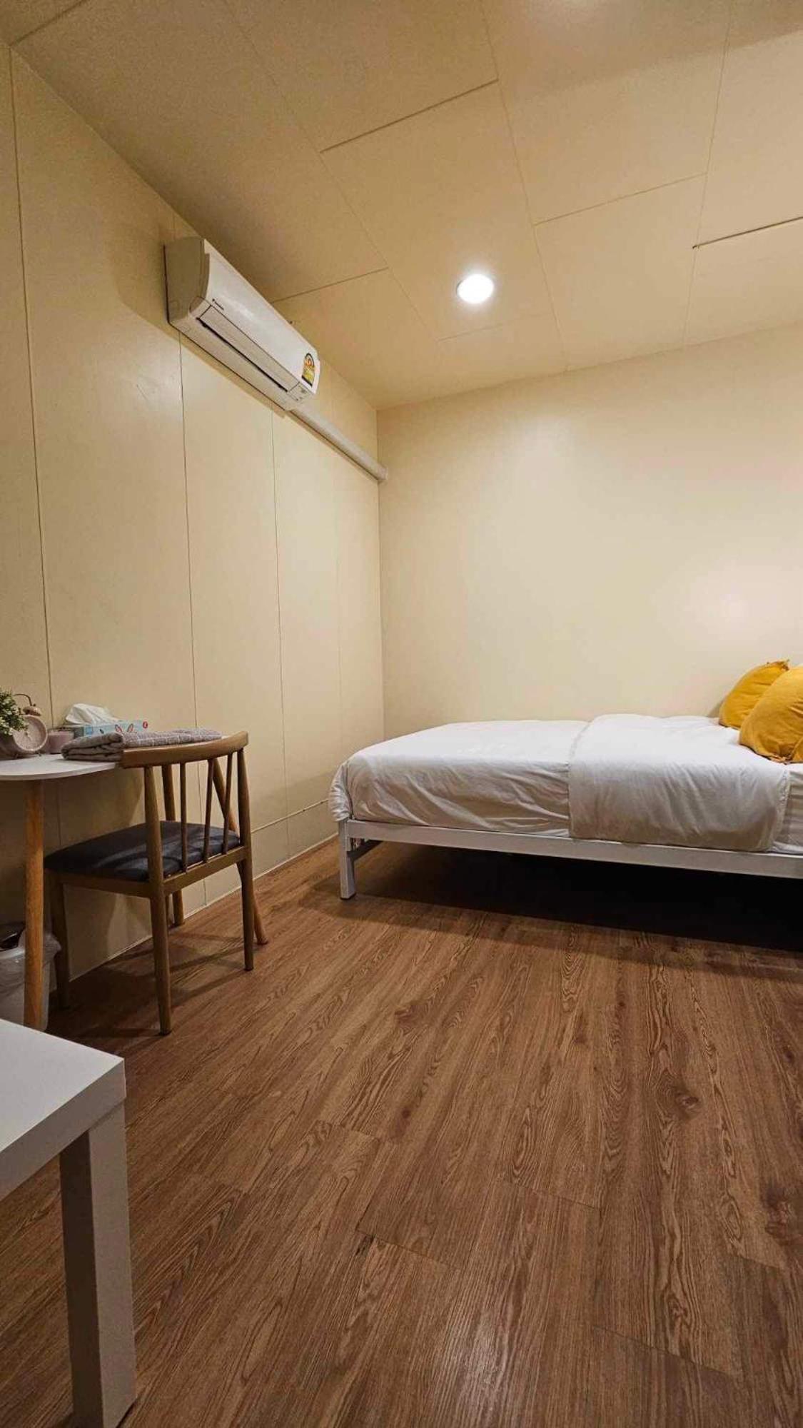 W District Hostel Бангкок Экстерьер фото