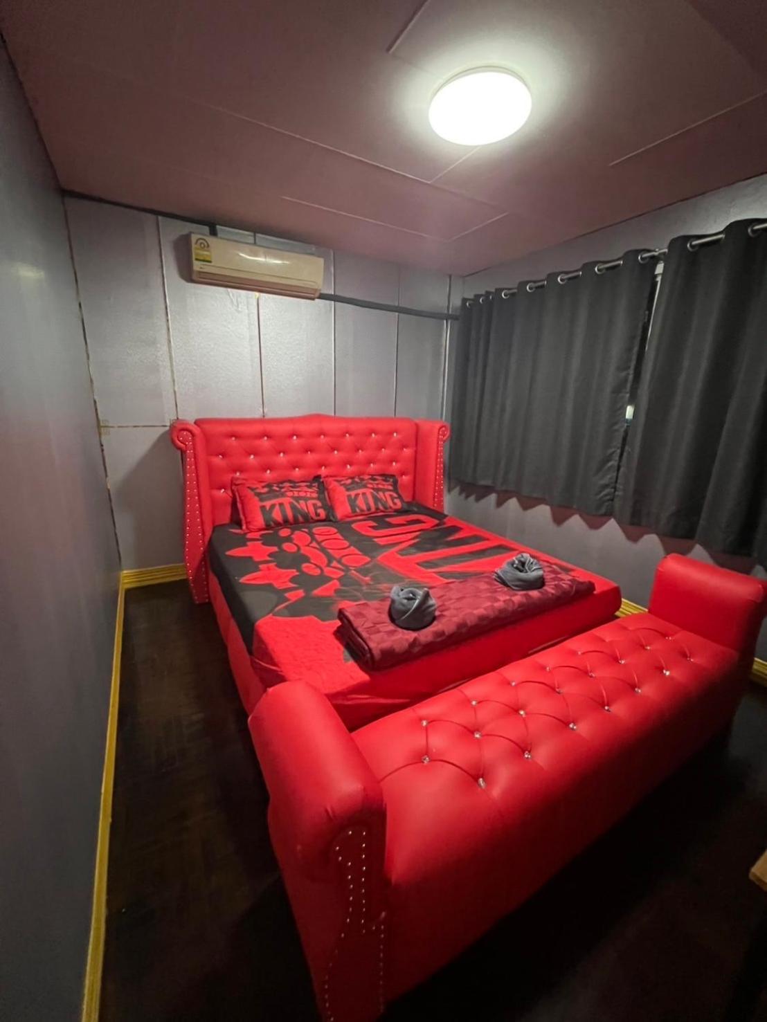 W District Hostel Бангкок Экстерьер фото